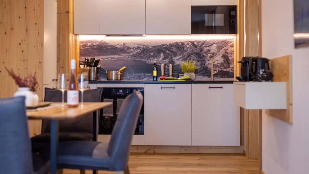 FESH LIVING Küche Esstisch Stühle Kaffeemaschine Mikrowelle EN