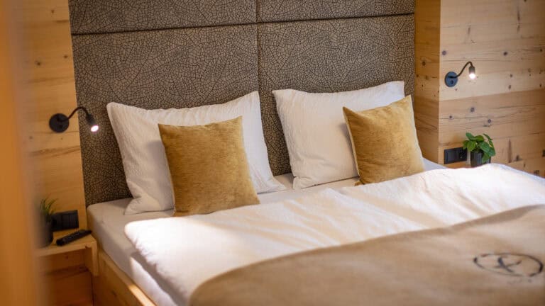 FESH LIVING 1 -Schlafzimmer 2 Doppelbett TV