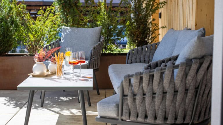 FESH LIVING Terrasse Erdgeschoss Loungemöbel Bergblick Entspannung