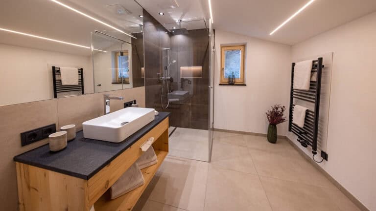 Penthouse Badezimmer Dusche Haarföhn Regendusche Waschmaschine