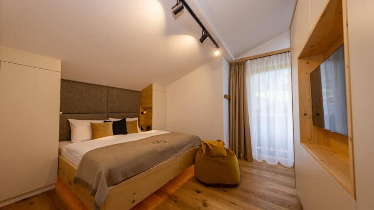 Penthouse Schlafzimmer Doppelbett Ausblick Smart-TV Bettwäsche