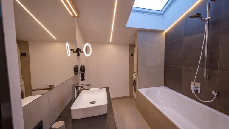 Penthouse Badezimmer Dusche Badewanne Waschmaschine Haarföhn