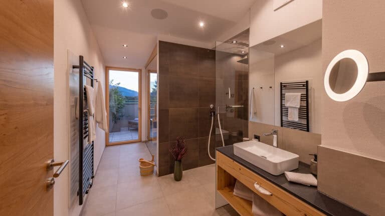 Penthouse Badezimmer Dusche Waschmaschine Haarföhn