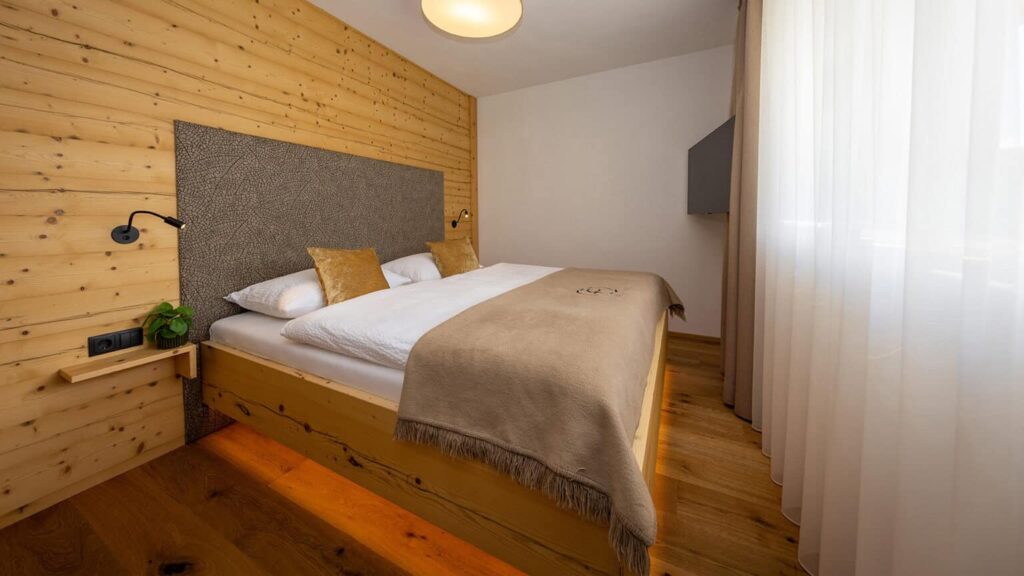 Fesh Living Schlafzimmer Doppelbett Smart TV
