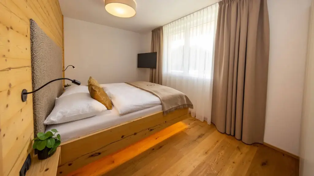 Fesh Living Schlafzimmer Doppelbett Smart TV